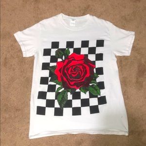 Cute rose with checker back ground tee shirt.